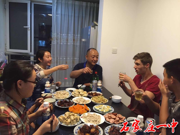 丹麦锡尔克堡中学师生访问我校